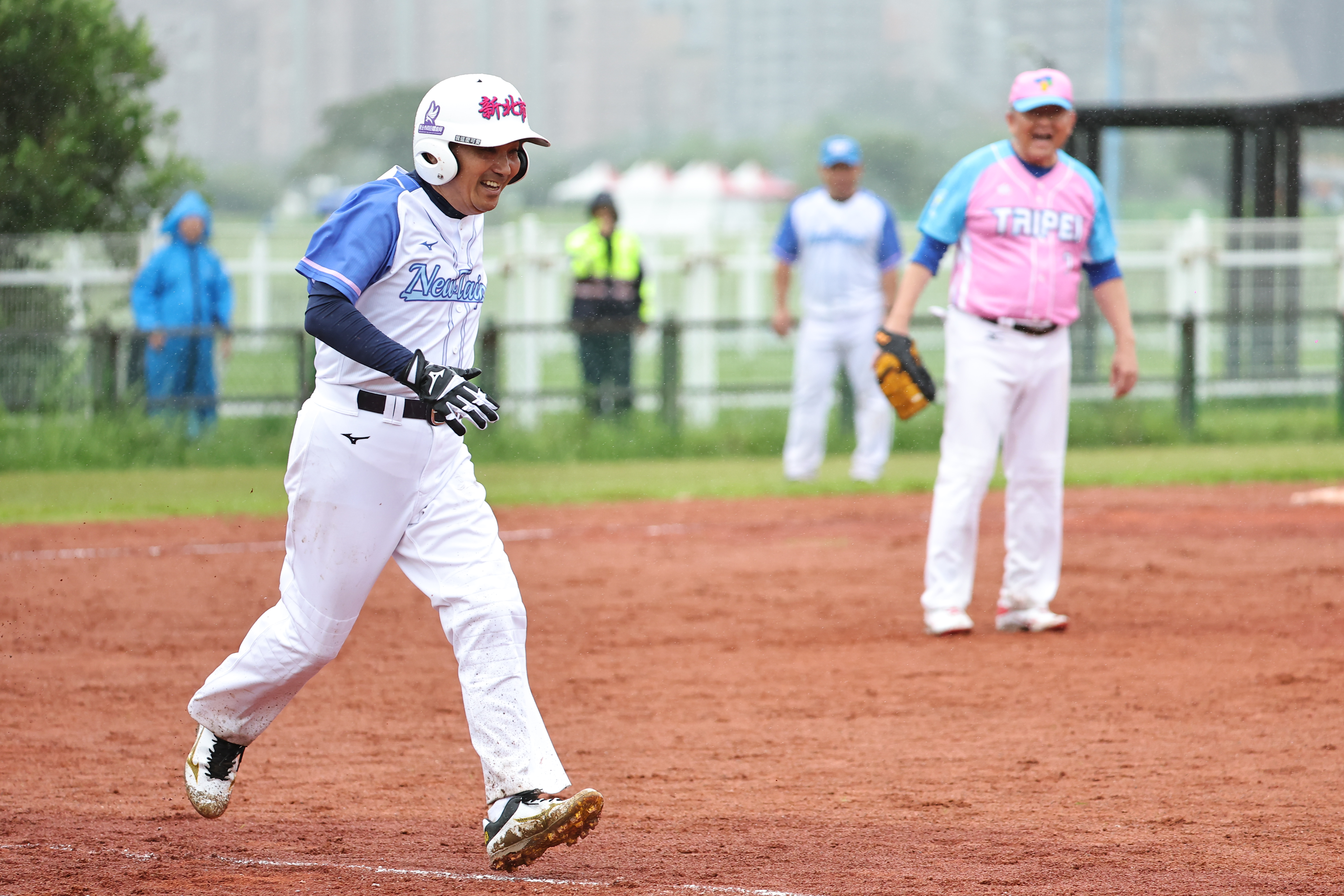 侯友宜作為新北市隊的首棒 首打席就敲出安打 為新北市隊先下一城